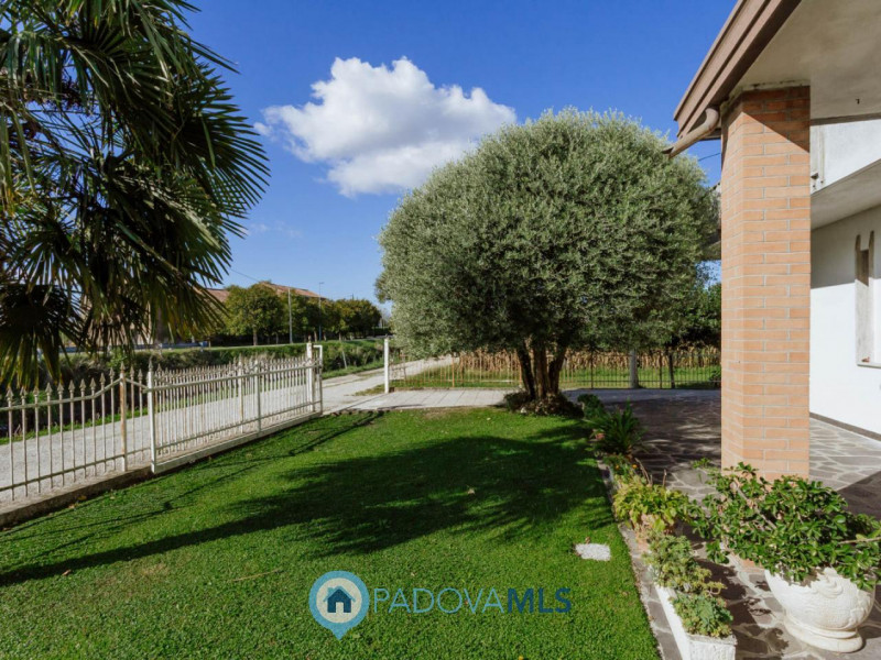 Immobile in esclusiva al Gruppo Padova MLS
In una tranquilla zona di campagna ad Agna, non distan...