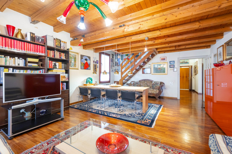 Ad un passo dalle mura cittadine, in un contesto esclusivo e prestigioso, PORZIONE DI BIFAMILIARE...