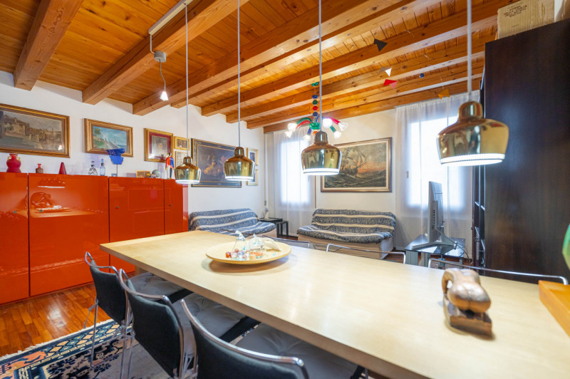 Ad un passo dalle mura cittadine, in un contesto esclusivo e prestigioso, PORZIONE DI BIFAMILIARE...