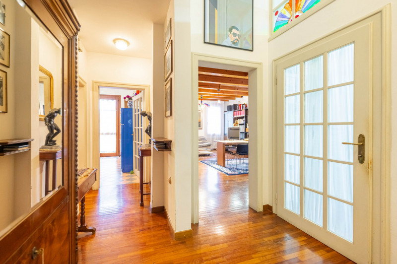 Ad un passo dalle mura cittadine, in un contesto esclusivo e prestigioso, PORZIONE DI BIFAMILIARE...