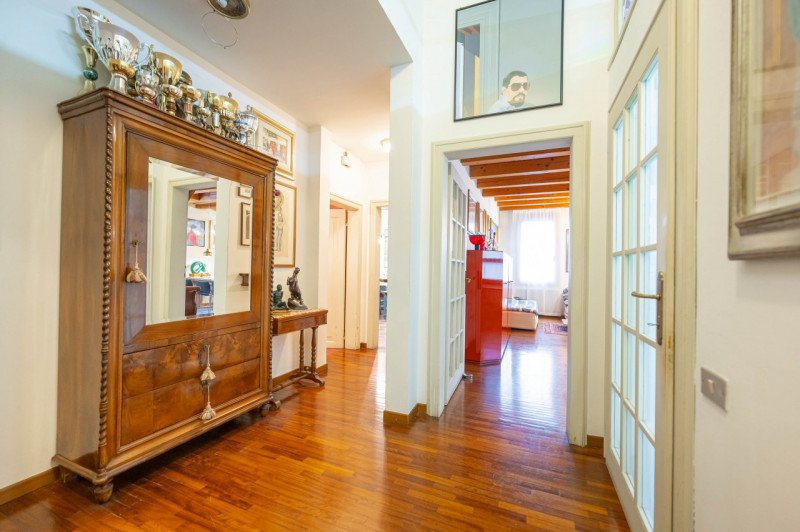 Ad un passo dalle mura cittadine, in un contesto esclusivo e prestigioso, PORZIONE DI BIFAMILIARE...