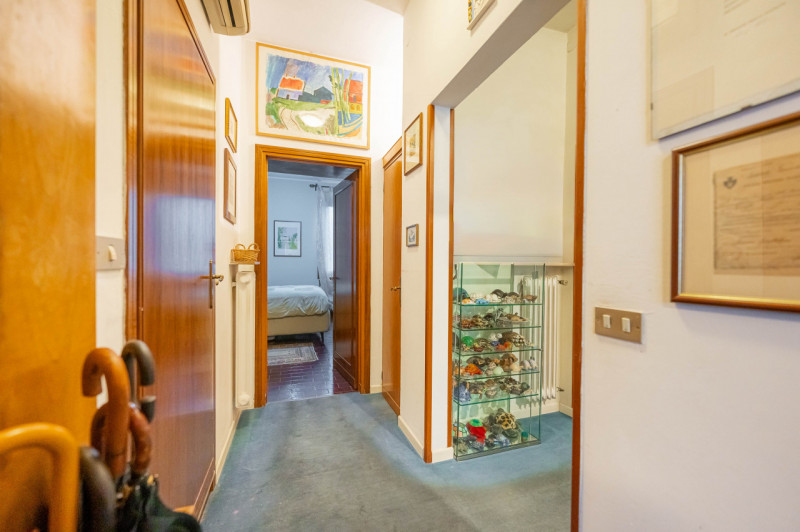 Ad un passo dalle mura cittadine, in un contesto esclusivo e prestigioso, PORZIONE DI BIFAMILIARE...