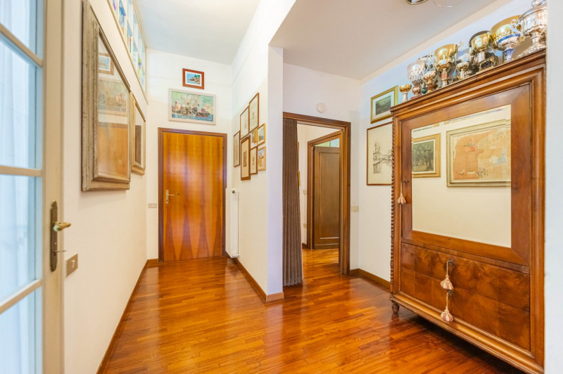 Ad un passo dalle mura cittadine, in un contesto esclusivo e prestigioso, PORZIONE DI BIFAMILIARE...