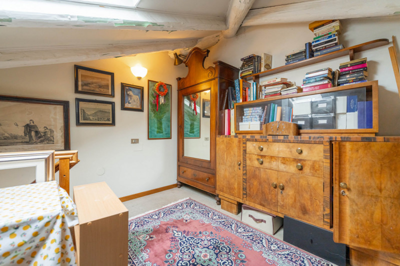 Ad un passo dalle mura cittadine, in un contesto esclusivo e prestigioso, PORZIONE DI BIFAMILIARE...