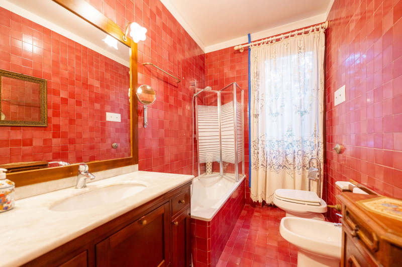 Ad un passo dalle mura cittadine, in un contesto esclusivo e prestigioso, PORZIONE DI BIFAMILIARE...