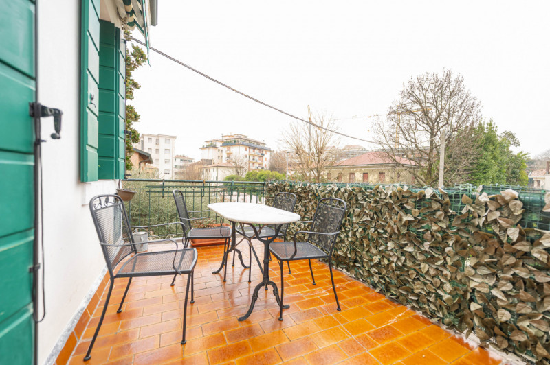 Ad un passo dalle mura cittadine, in un contesto esclusivo e prestigioso, PORZIONE DI BIFAMILIARE...