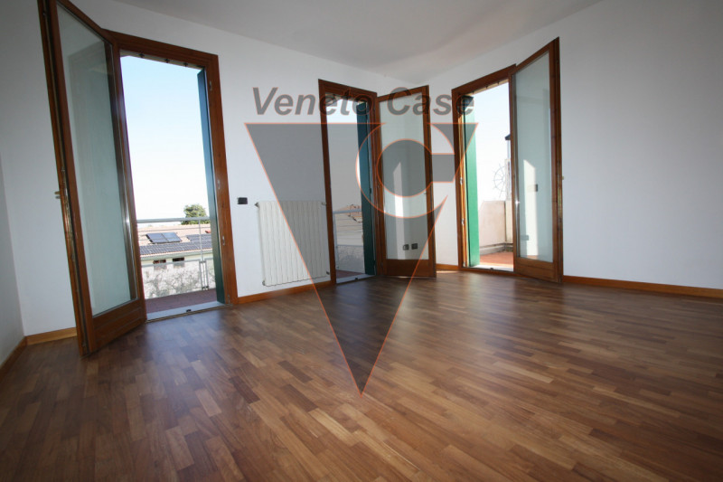 Nel cuore del paese proponiamo appartamento 3 camere al secondo piano con ascensore dalle metratu...