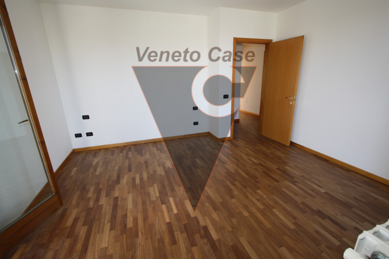 Nel cuore del paese proponiamo appartamento 3 camere al secondo piano con ascensore dalle metratu...