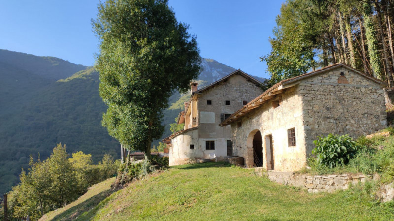 Un antico casale dell’800, un rifugio autentico nel cuore di Cison di Valmarino, immerso nel verd...