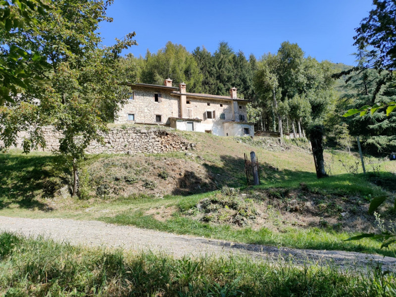 Un antico casale dell’800, un rifugio autentico nel cuore di Cison di Valmarino, immerso nel verd...