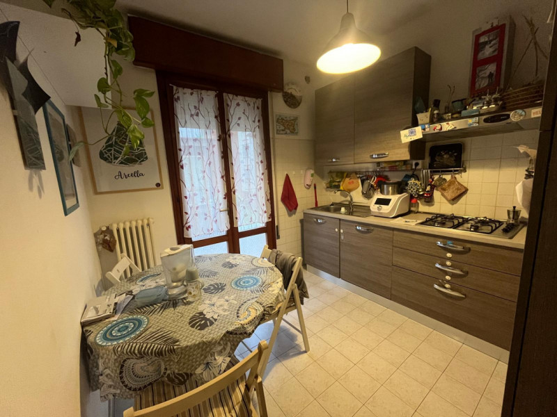 ARCELLA-SAN BELLINO

Proponiamo in vendita un appartamento posto al primo piano, di una palazzina...