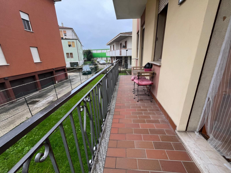 ARCELLA-SAN BELLINO

Proponiamo in vendita un appartamento posto al primo piano, di una palazzina...