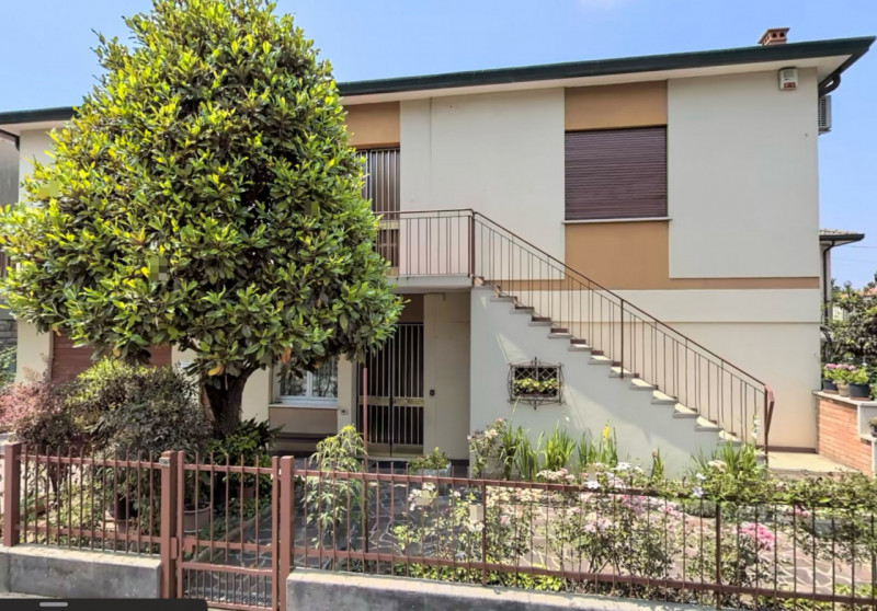 Si può fare ampliamento davanti guadagnando 10mq coperti. Garage ex negozio ora C/6. --- annuncio...