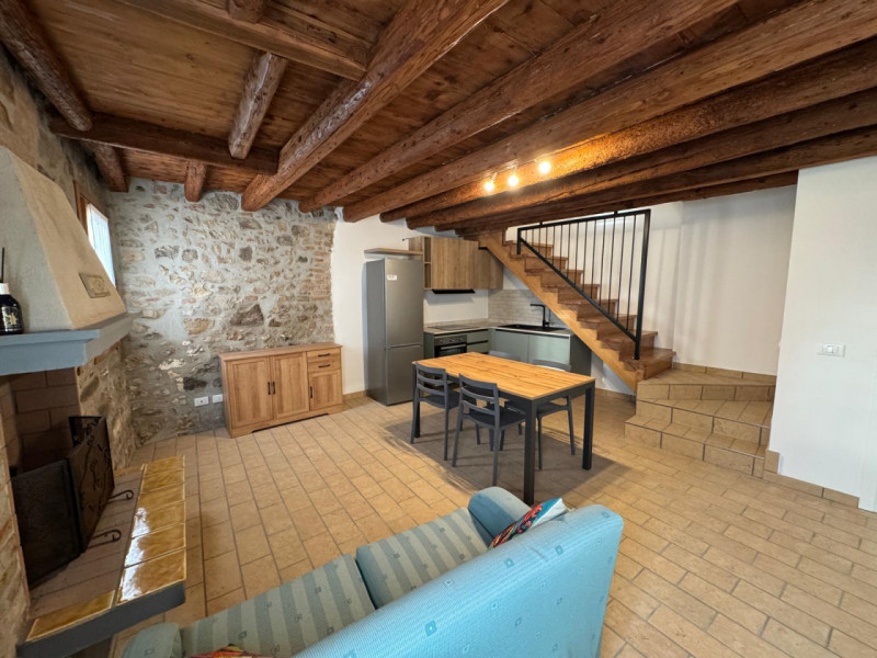 COMPOSIZIONE:
Proponiamo in affitto abitazione a schiera, situata a Baone loc. Calaone, con magaz...