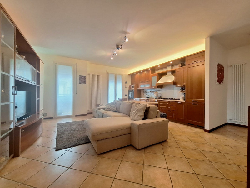 APPARTAMENTO ULTIMO PIANO CON GARAGE DOPPIO IN OTTIMO CONTESTO A TORREBELVICINO - Rif. 8320

In u...