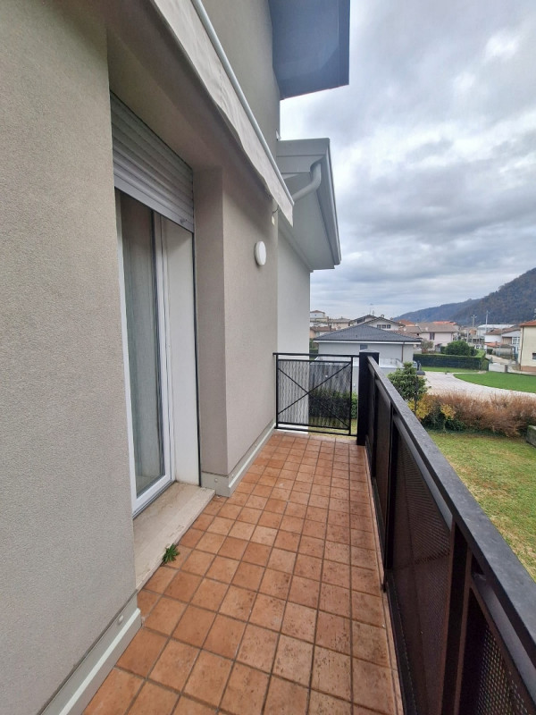 BICAMERE ULTIMO PIANO CON GARAGE DOPPIO IN OTTIMO CONTESTO A TORREBELVICINO - Rif. 8320

In una z...