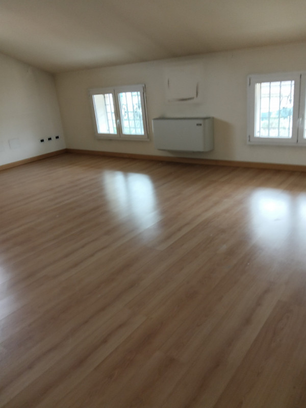 PADOVA ZON ARCELLA, VICINO A TUTTI I SERVIZI,
Elegante ed importante casa singola accostata solo ...