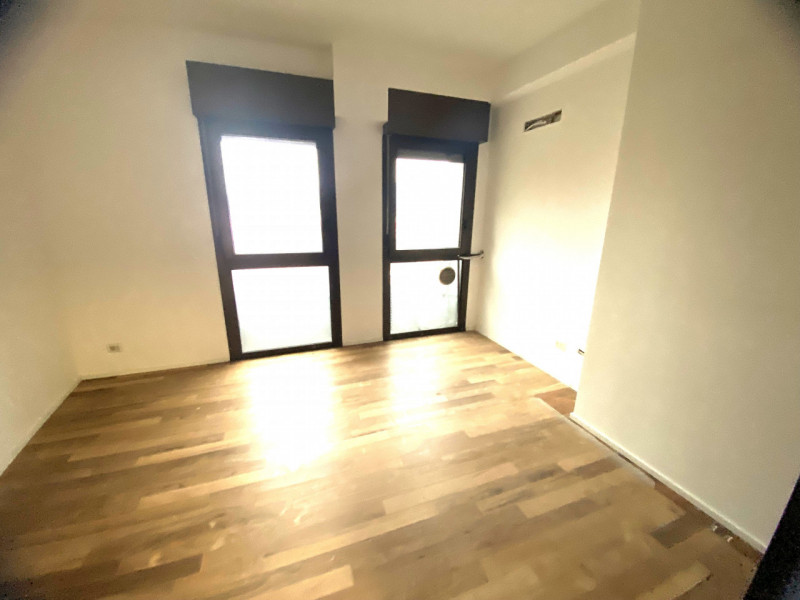 Scopri questo elegante appartamento trilocale nel prestigioso quartiere di Viale Milano, a Vicenz...