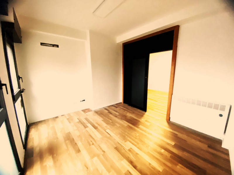 Scopri questo elegante appartamento trilocale nel prestigioso quartiere di Viale Milano, a Vicenz...