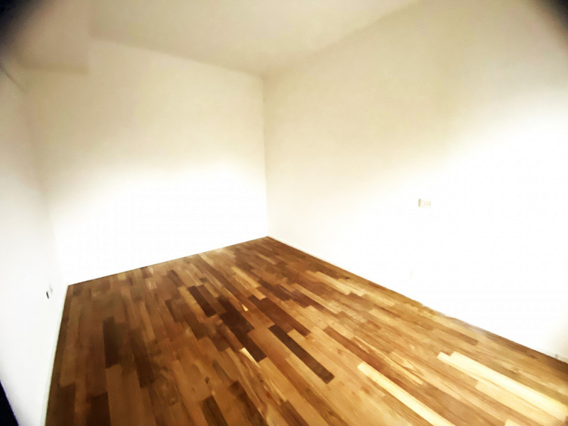 Scopri questo elegante appartamento trilocale nel prestigioso quartiere di Viale Milano, a Vicenz...