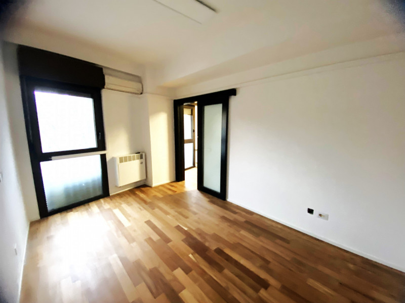 Scopri questo elegante appartamento trilocale nel prestigioso quartiere di Viale Milano, a Vicenz...