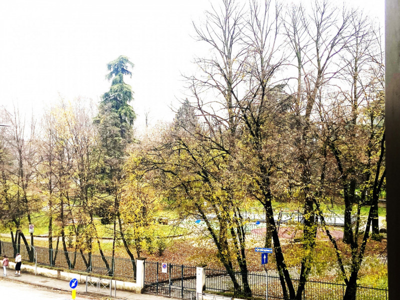 Scopri questo elegante appartamento trilocale nel prestigioso quartiere di Viale Milano, a Vicenz...