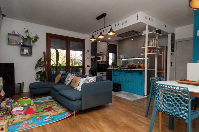 ISTRANA

RIFERIMENTO: IS4

L'agenzia immobiliare Roveda ha il piacere di proporvi in una tranquil...