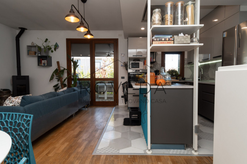 ISTRANA

RIFERIMENTO: IS4

L'agenzia immobiliare Roveda ha il piacere di proporvi in una tranquil...