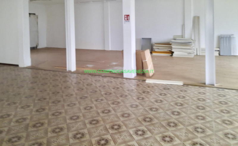 Scopri questa eccezionale opportunità commerciale a Casale sul Sile. Questo spazioso negozio di 4...