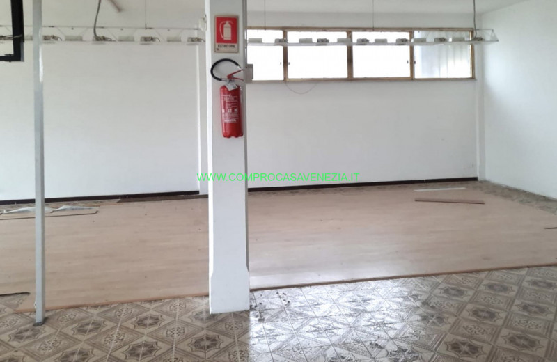 Scopri questa eccezionale opportunità commerciale a Casale sul Sile. Questo spazioso negozio di 4...