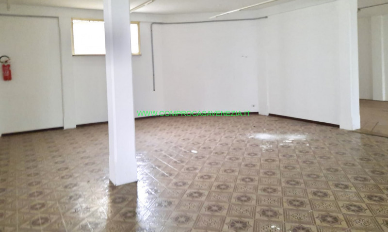 Scopri questa eccezionale opportunità commerciale a Casale sul Sile. Questo spazioso negozio di 4...