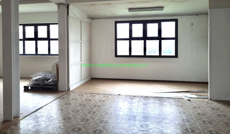 Scopri questa eccezionale opportunità commerciale a Casale sul Sile. Questo spazioso negozio di 4...