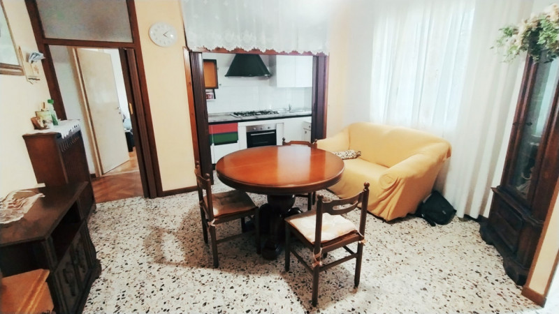 In posizione centrale e comoda a tutti i principali servizi del quartiere, proponiamo in vendita ...