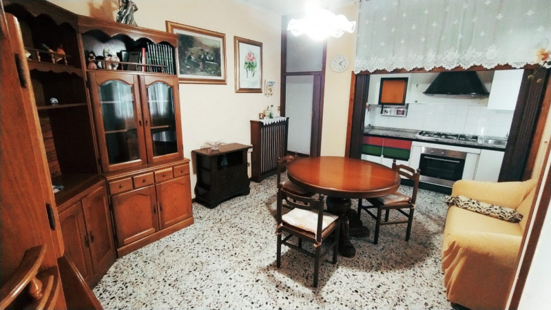 In posizione centrale e comoda a tutti i principali servizi del quartiere, proponiamo in vendita ...