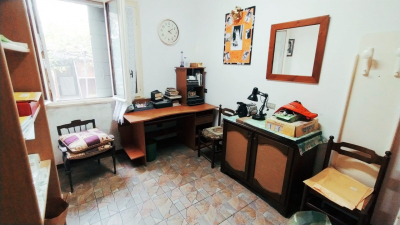 In posizione centrale e comoda a tutti i principali servizi del quartiere, proponiamo in vendita ...