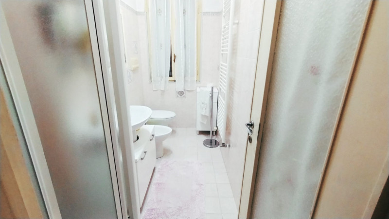 In posizione centrale e comoda a tutti i principali servizi del quartiere, proponiamo in vendita ...