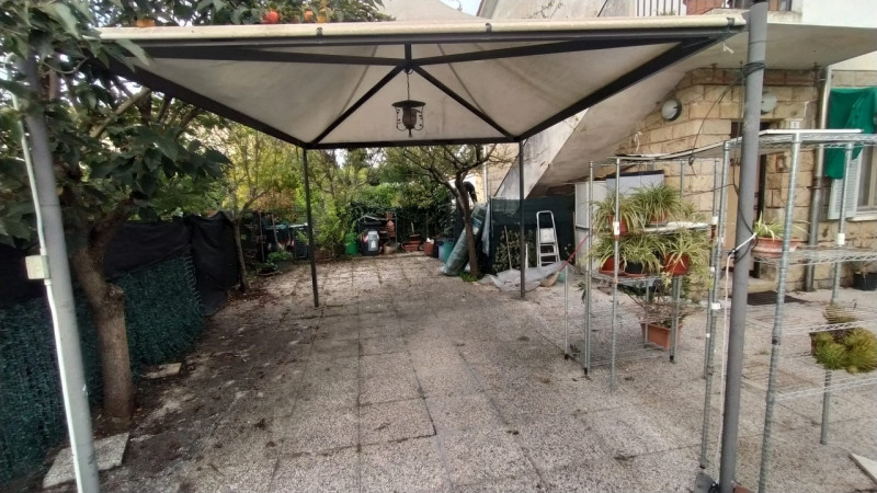 In posizione centrale e comoda a tutti i principali servizi del quartiere, proponiamo in vendita ...