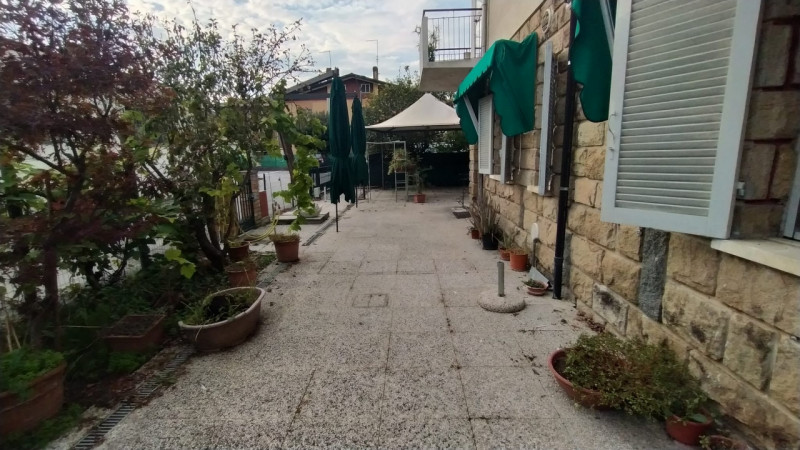 In posizione centrale e comoda a tutti i principali servizi del quartiere, proponiamo in vendita ...