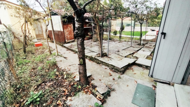 In posizione centrale e comoda a tutti i principali servizi del quartiere, proponiamo in vendita ...