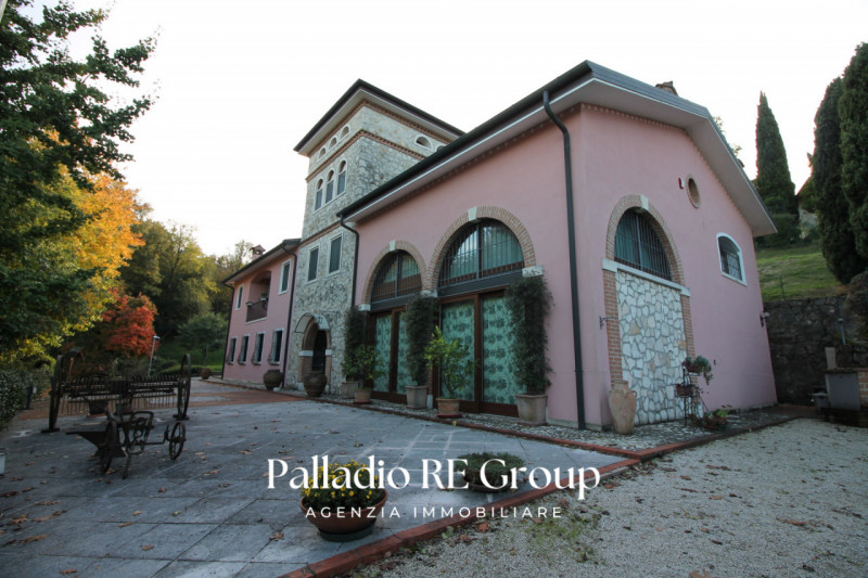 Nel cuore della suggestiva località collinare tra le più ambite di Vicenza, presentiamo due bifam...