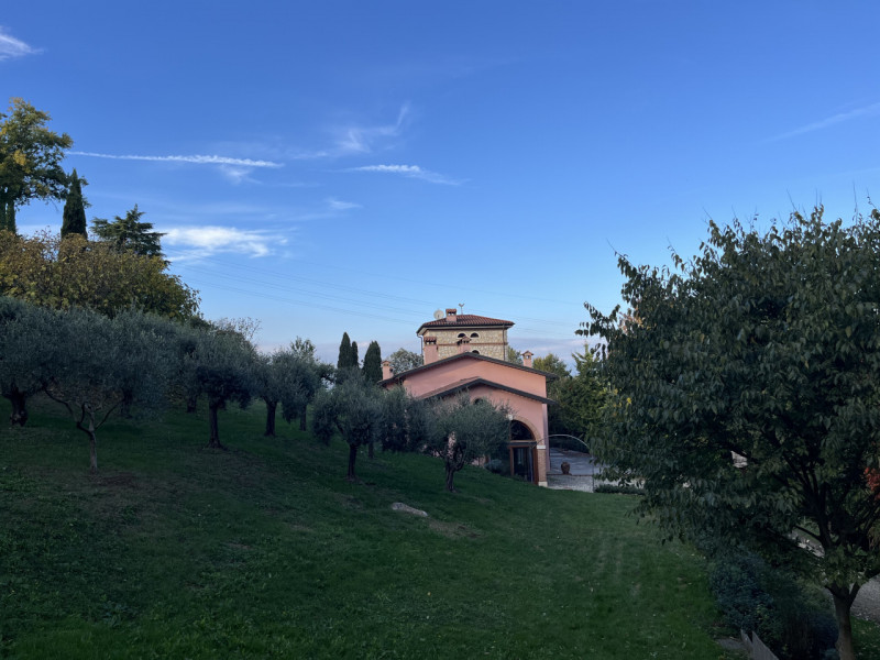 Nel cuore della suggestiva località collinare tra le più ambite di Vicenza, presentiamo due bifam...