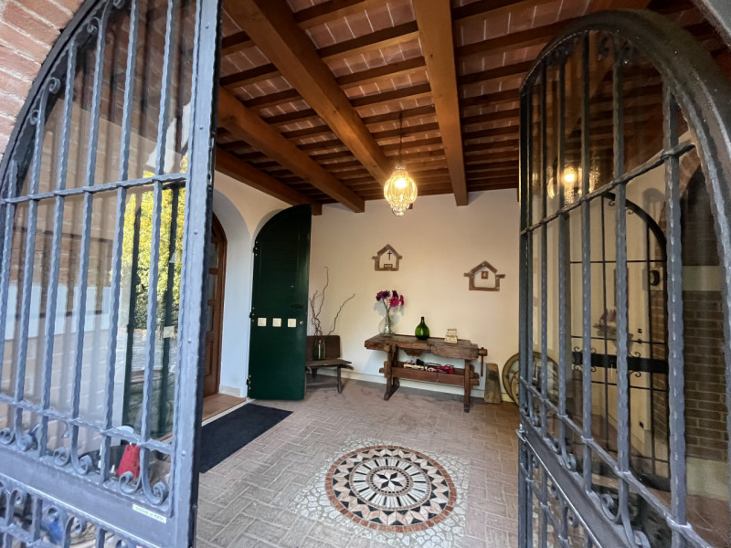 Nel cuore della suggestiva località collinare tra le più ambite di Vicenza, presentiamo due bifam...