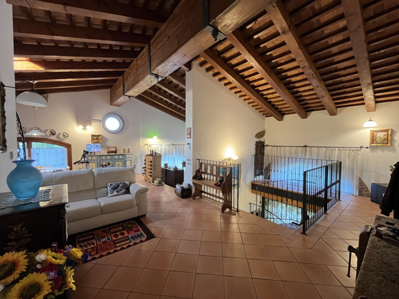 Nel cuore della suggestiva località collinare tra le più ambite di Vicenza, presentiamo due bifam...