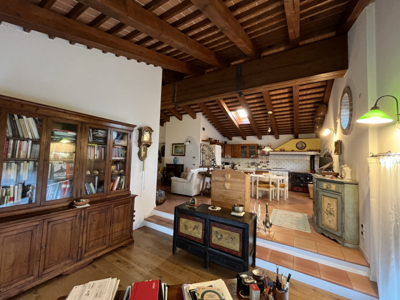 Nel cuore della suggestiva località collinare tra le più ambite di Vicenza, presentiamo un esclus...