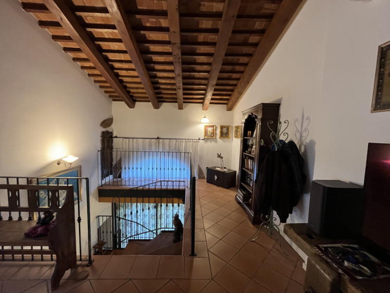 Nel cuore della suggestiva località collinare tra le più ambite di Vicenza, presentiamo due bifam...