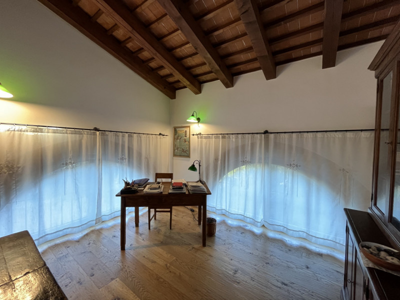 Nel cuore della suggestiva località collinare tra le più ambite di Vicenza, presentiamo un esclus...