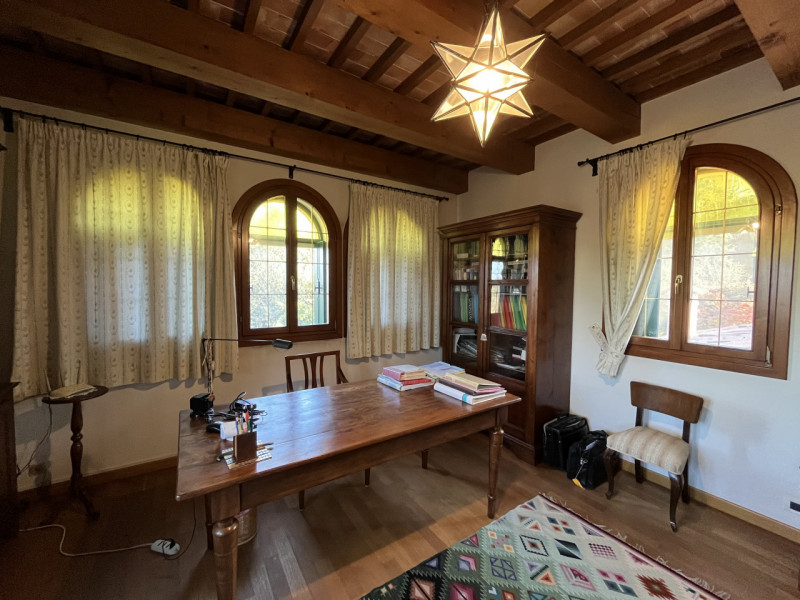 Nel cuore della suggestiva località collinare tra le più ambite di Vicenza, presentiamo due bifam...