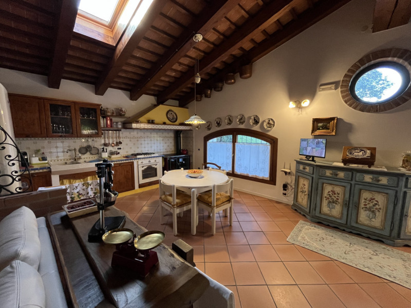 Nel cuore della suggestiva località collinare tra le più ambite di Vicenza, presentiamo due bifam...