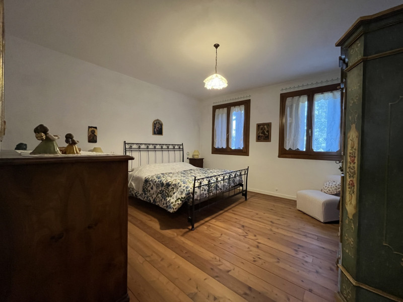 Nel cuore della suggestiva località collinare tra le più ambite di Vicenza, presentiamo due bifam...