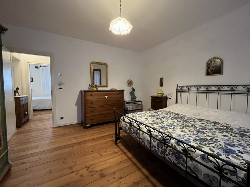 Nel cuore della suggestiva località collinare tra le più ambite di Vicenza, presentiamo un esclus...